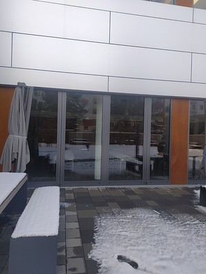 Mensa Alt-Saarbrücken von draußen. Die Mensa Alt-Saarbrücken von drausen mit Tischen, Banken und viel Schnee.