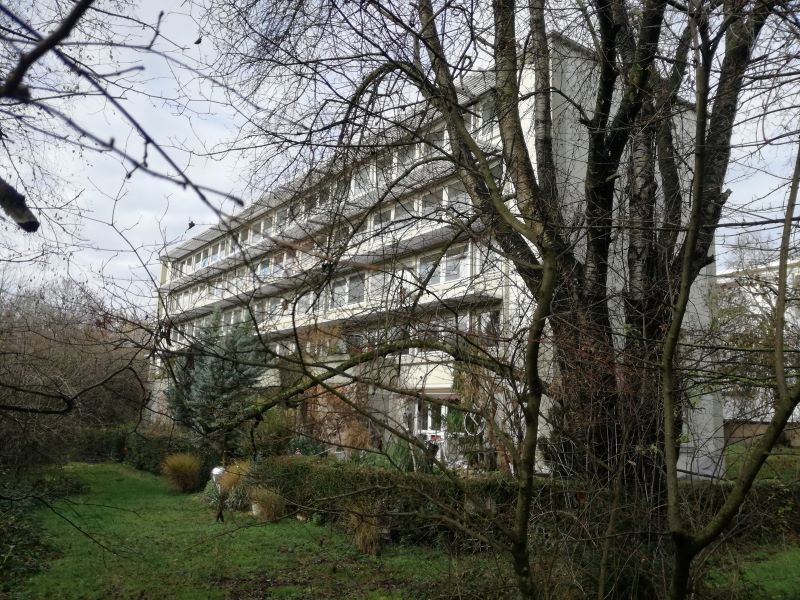 La photo montre le derrière du bâtiment.