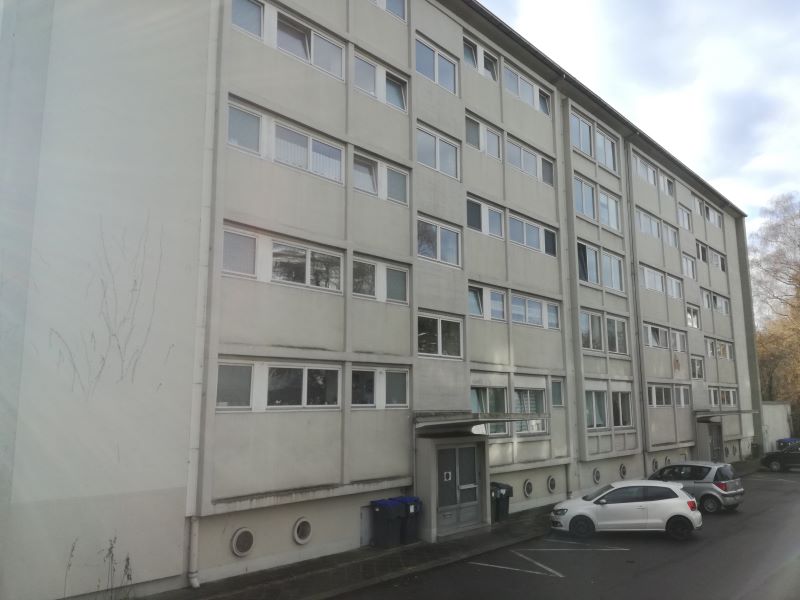 Das Bild zeigt die Parkplätze vor dem Gebäude.