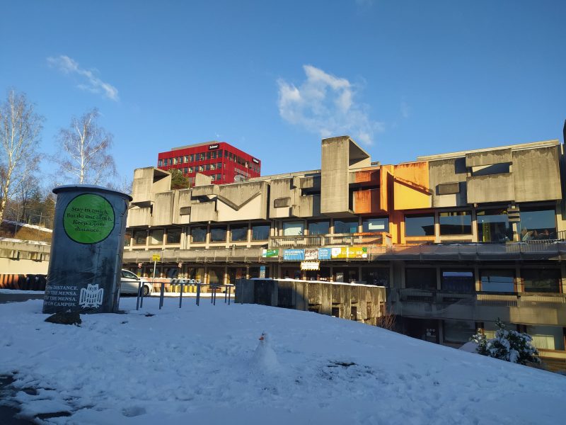 Das Mensa-Saarbrücken-Gebäude von vorne