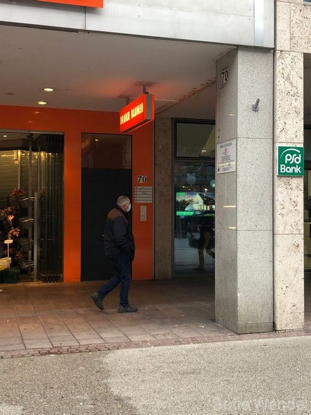 Die Eingangstür zu Donum Vitae im Saarland e.V. befindet sich rechts neben dem Eingang zu Oranje Blumen.